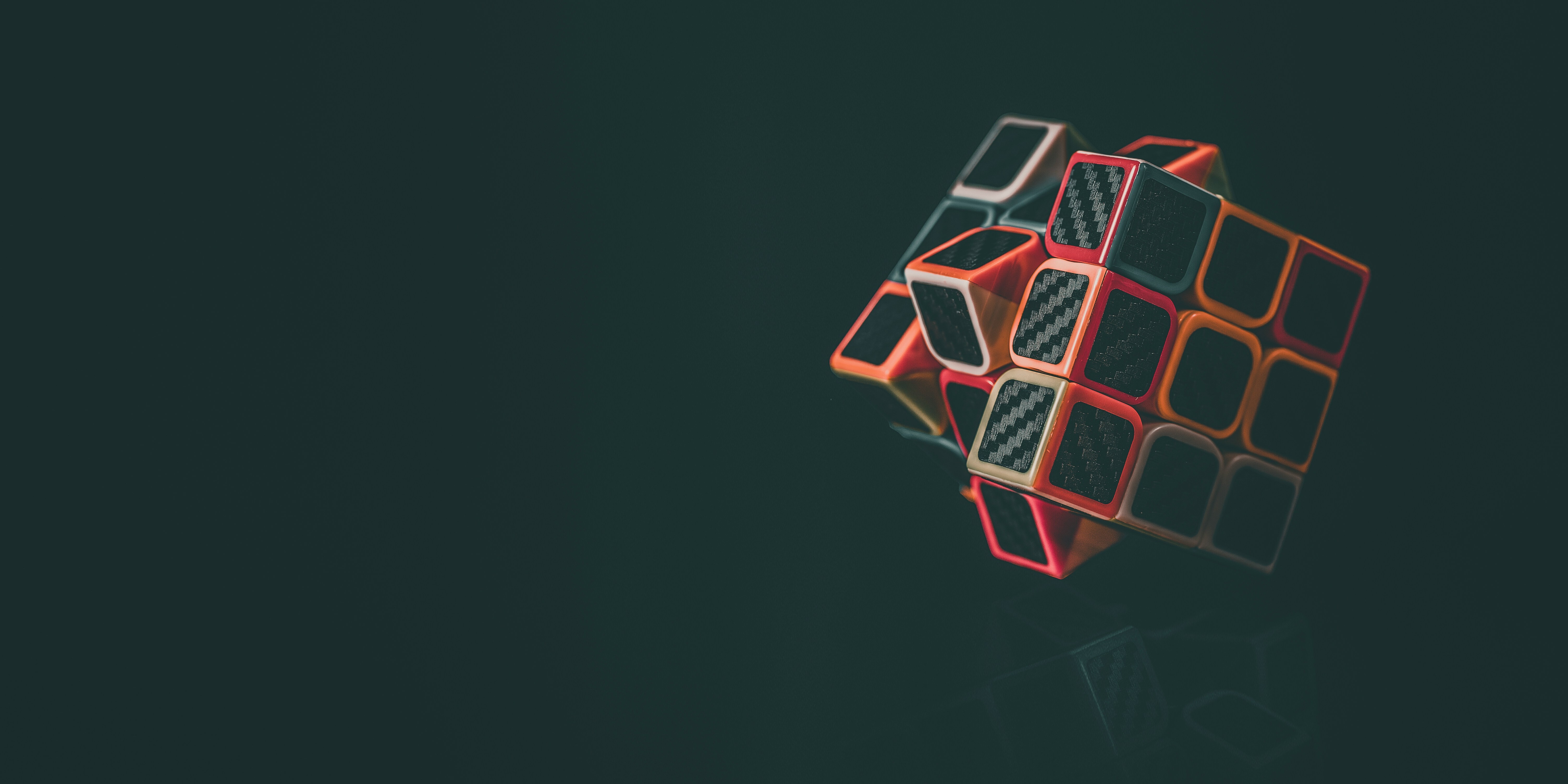 Rubik’s Cube vor dunklem Hintergrund als Symbol für komplexe gesellschaftliche und politische Paradoxien.